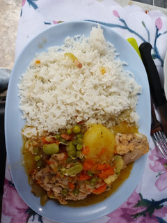Una foto de Pollo arvejado