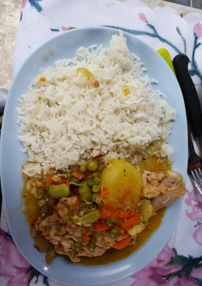 Una foto de Pollo arvejado