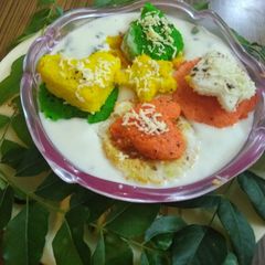 A picture of Idlies in coconut sauce.