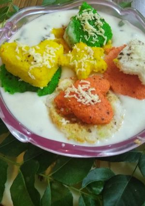A picture of Idlies in coconut sauce.
