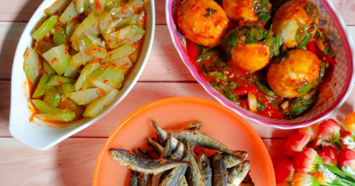 Set Menu (Tumis Labu Siam Pedas, Telur Asam Manis Kemangi, Ikan Asin Goreng)
