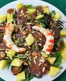 Ensalada de brotes con langostinos, mojama y mango