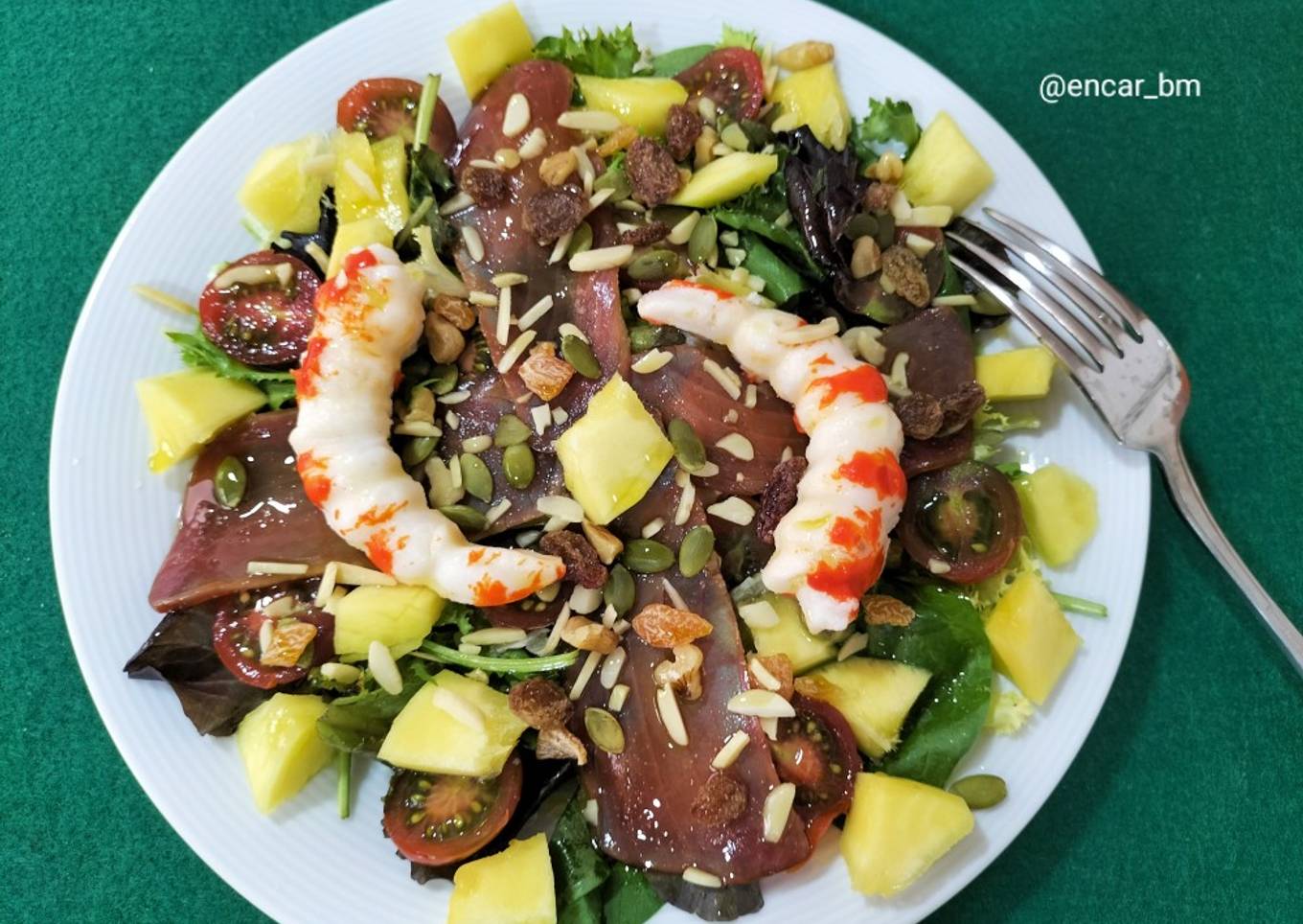 Ensalada de brotes con langostinos, mojama y mango