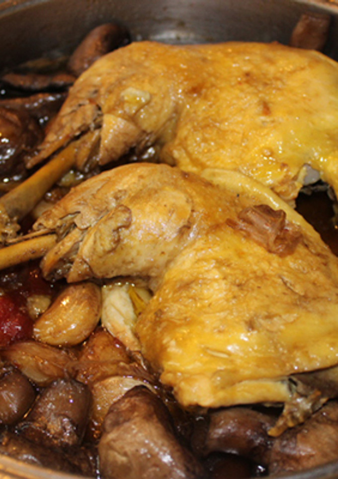 Una foto de Pollo con champiñones