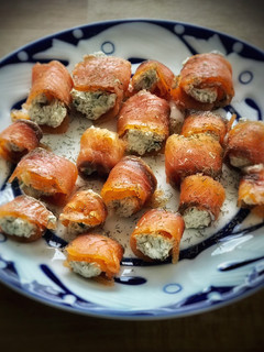 Una foto de Rollitos de salmón con tofu