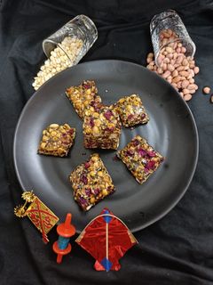 દાળિયા તલ અને શીંગ ની ચીકી (Daliya Til Shing Chiki Recipe In Gujarati) રેસીપી મુખ્ય ફોટો