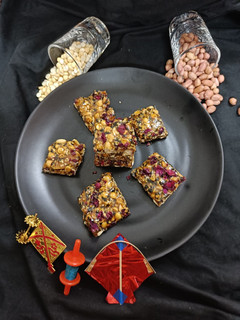 દાળિયા તલ અને શીંગ ની ચીકી (Daliya Til Shing Chiki Recipe In Gujarati) રેસીપી મુખ્ય ફોટો