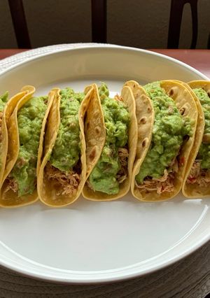 Una foto de Tacos con pollo y guacamole 🥑