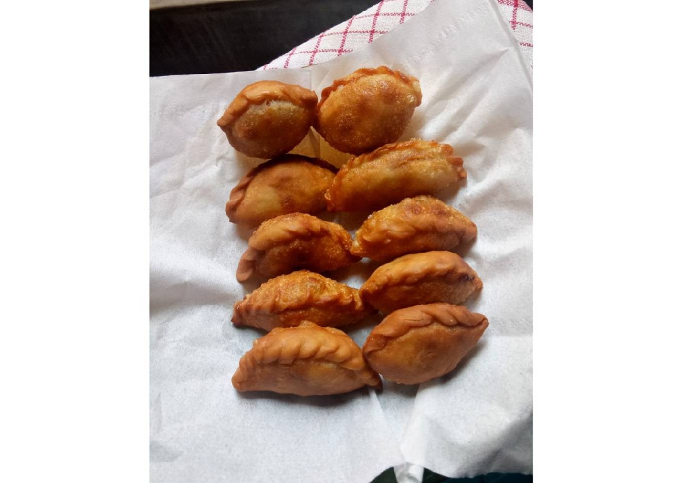 Chireng Pistel diisi dengan sosis pedas.