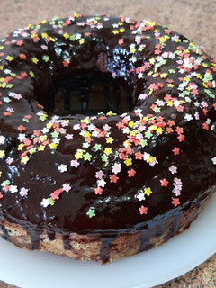 Una foto de Bizcocho de chocolate y café irresistible