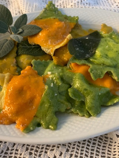 Foto di Ravioli colorati, ricotta e prezzemolo saltati burro e salvia, e tagliatelle tricolore al pomodoro