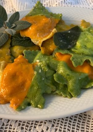 Foto di Ravioli colorati, ricotta e prezzemolo saltati burro e salvia, e tagliatelle tricolore al pomodoro