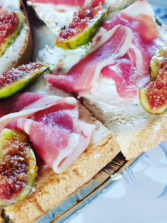 Foto di Bruschetta crudo fichi e robiola