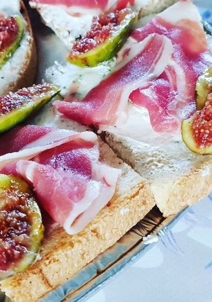 Foto di Bruschetta crudo fichi e robiola