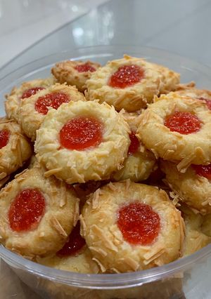Foto resep Cheesy Strawberry Thumprint (easy peasy!)