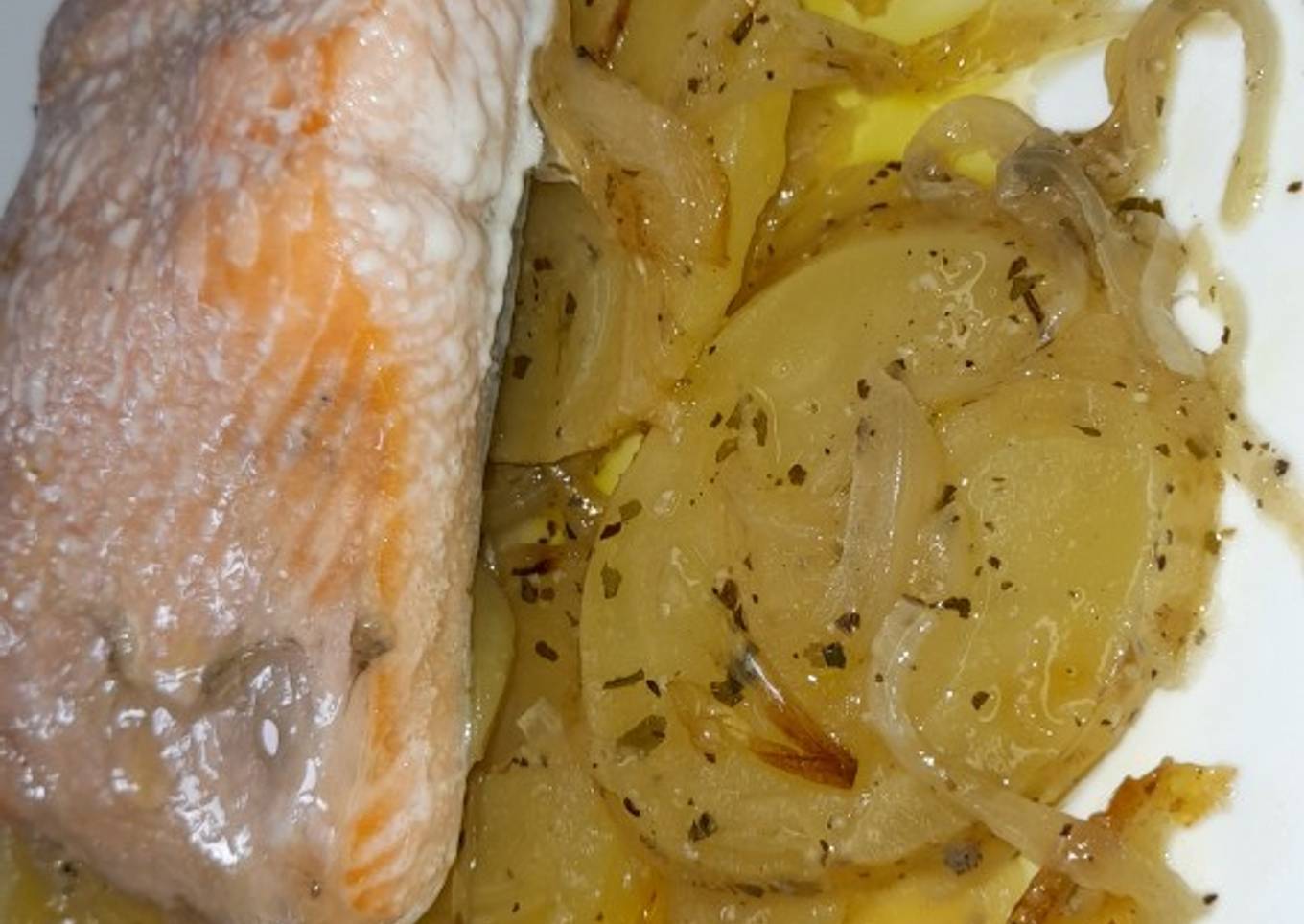 Salmón al horno con patatas