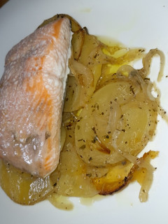 Una foto de Salmón al horno con patatas