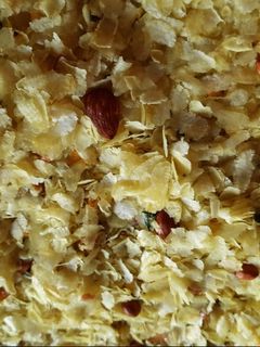 पातळ पोहे चिवडा (patal pohe chivda recipe in marathi) रेसिपी चे मुख्य फोटो
