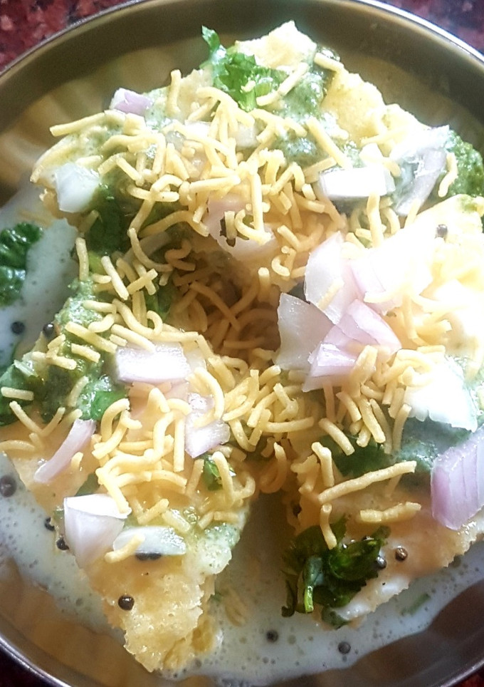 ढोकला चाट(Dhokla chaat recipe in Hindi) रेसिपी मुख्य फोटो