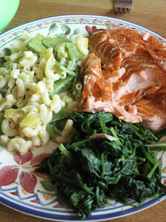 Una foto de Salmón ahumado con ensalada de pasta y espinaca