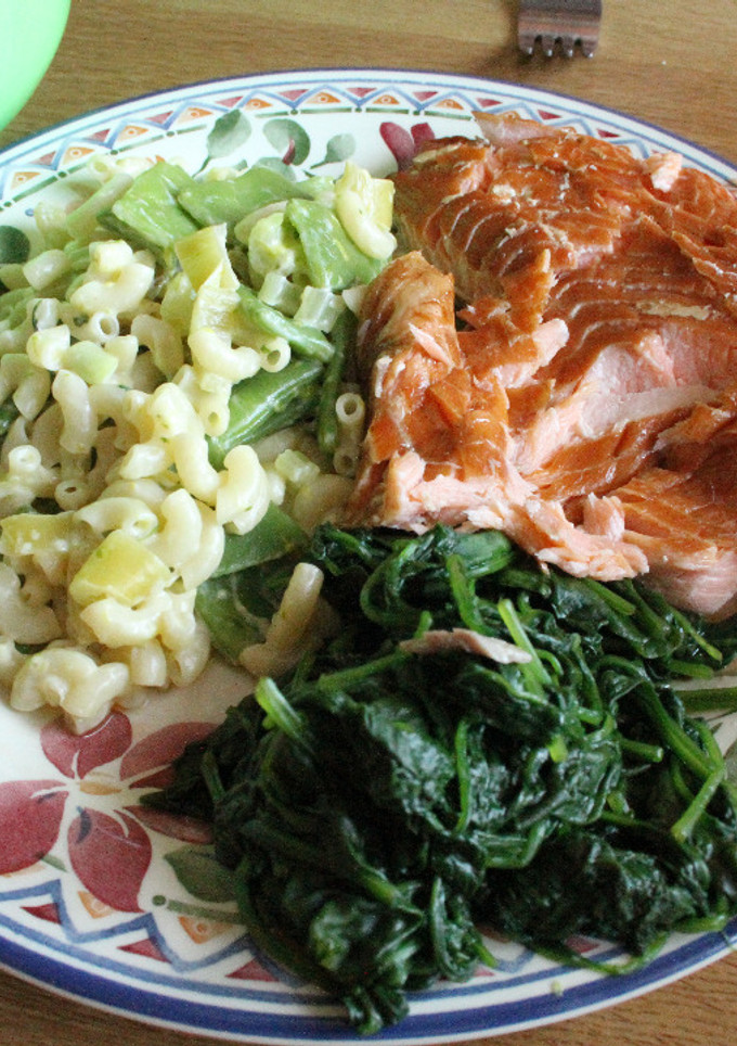 Una foto de Salmón ahumado con ensalada de pasta y espinaca