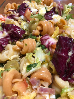 Una foto de Ensalada de pasta con mango y jamón