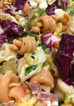 Una foto de Ensalada de pasta con mango y jamón