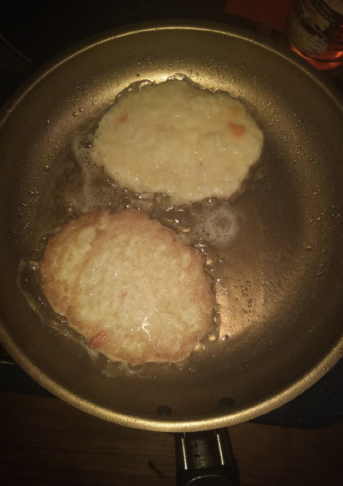Una foto de Tortitas de arroz en salsa de tomate