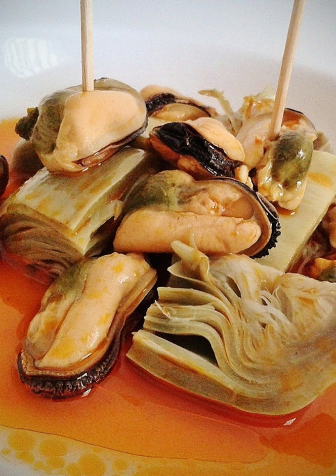 Una foto de Mejillones y alcachofas en escabeche