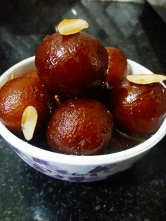 ब्रेड गुलाब जामुन (Bread Gulabjamun recipe in Hindi) रेसिपी मुख्य फोटो