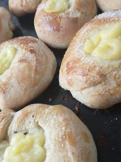 Una foto de Facturas con crema pastelera!!!