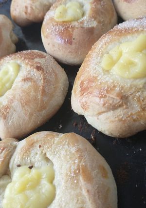 Una foto de Facturas con crema pastelera!!!