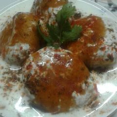 A picture of Dahi bhalle.