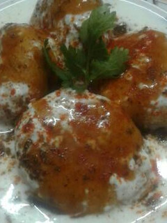 A picture of Dahi bhalle.
