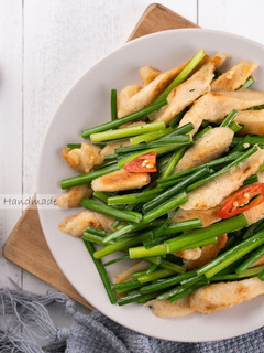 甜不辣炒韭菜花 的食譜成品照片