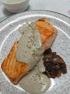 Una foto de Salmón con salsa de trufa