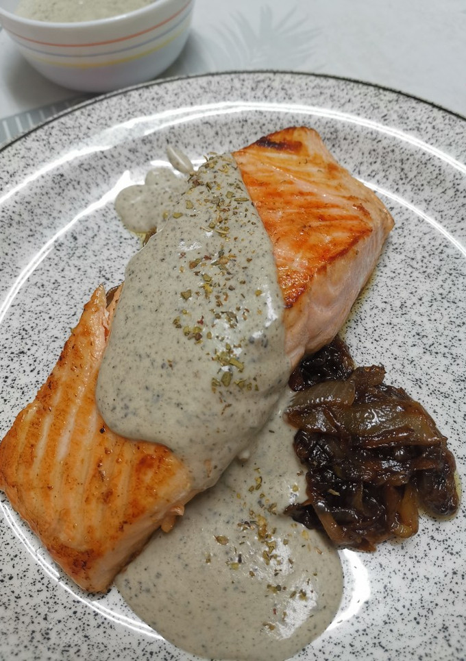 Una foto de Salmón con salsa de trufa