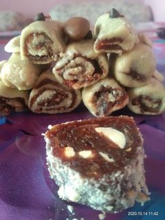 खजूर काजू रोल (khajur kaju roll recipe in marathi) रेसिपी चे मुख्य फोटो