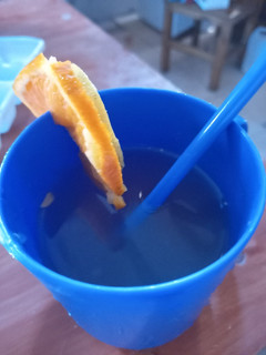Una foto de Jugo refrescante de frutas frescas