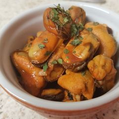 A picture of Mussels in a garlic tomato sauce.