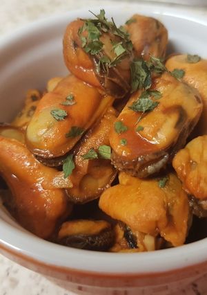 A picture of Mussels in a garlic tomato sauce.