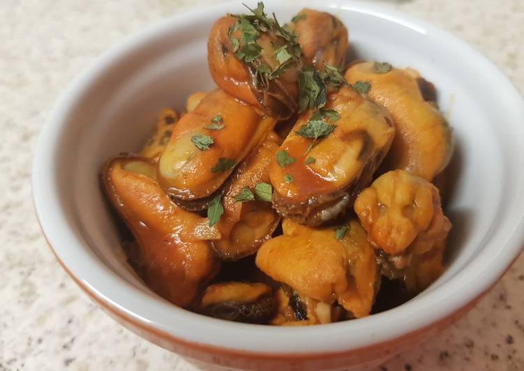 Mussels in a garlic tomato sauce