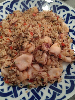 Una foto de Chipirones con gambas y arroz rojo crujiente