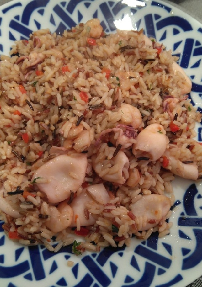 Una foto de Chipirones con gambas y arroz rojo crujiente