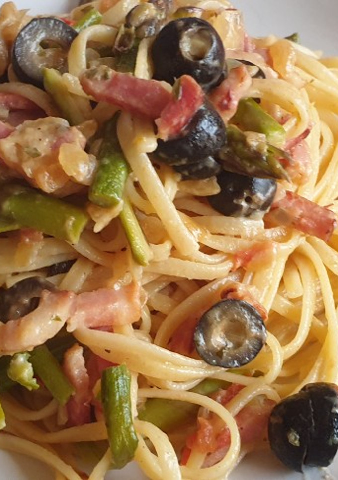 Una foto de Tallarines con espárragos y queso de cabra