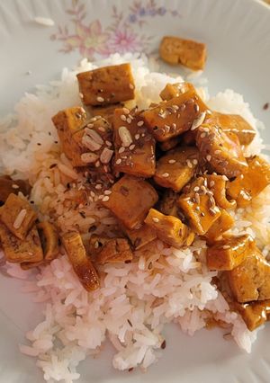 Una foto de Tufu agridulce tipo teriyaki
