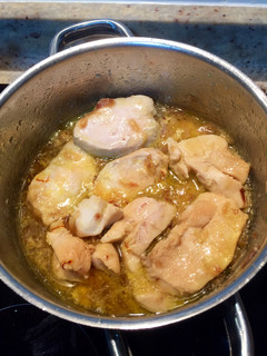 Una foto de Pollo encebollado