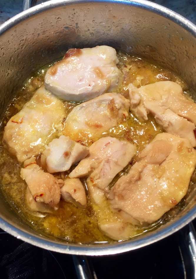 Una foto de Pollo encebollado