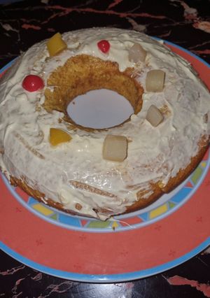 Una foto de Bizcochón de Naranja con chocolate blanco y frutas en almíbar