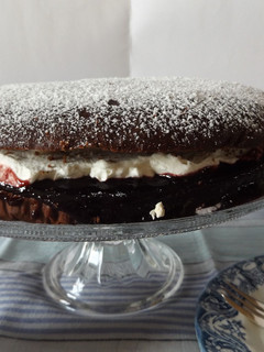 Una foto de Bizcocho Violeta con relleno real